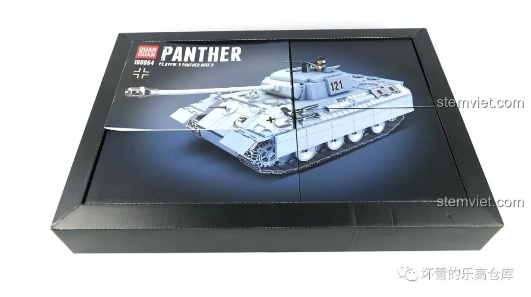 Hộp đồ chơi lắp ghép Xe tăng Panther 121 QUANGUAN 100064 được mở ra, lộ các hộp nhỏ bên trong.