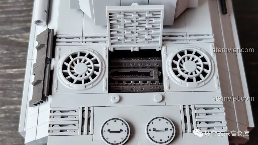 Khoang động cơ bên trong xe tăng Panther 121 QUANGUAN 100064, có thể mở ra để trưng bày.