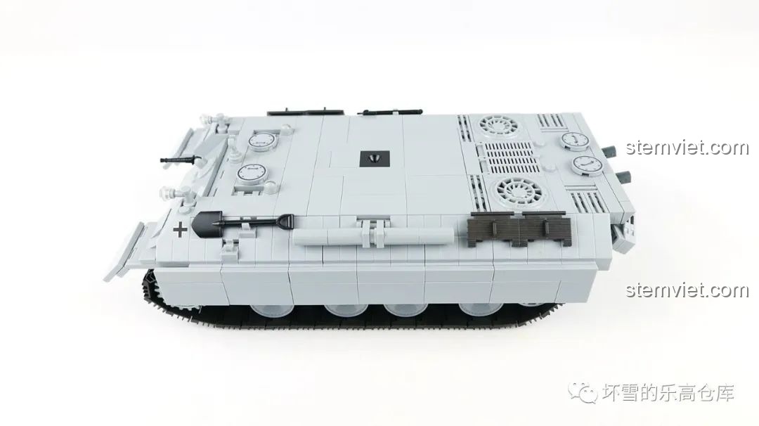 Xe tăng Panther 121 QUANGUAN 100064 với bánh xích đã được lắp, nhìn từ bên hông.