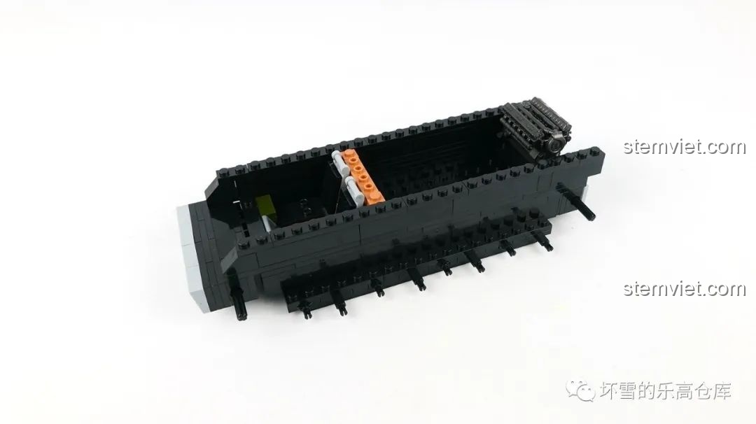 Quá trình lắp ráp phần thân cơ bản của xe tăng Panther 121 QUANGUAN 100064, lộ chi tiết nội thất.