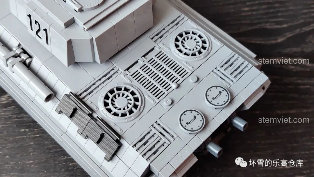 Chi tiết nắp động cơ và lỗ thông hơi phía sau xe tăng Panther 121 QUANGUAN 100064.