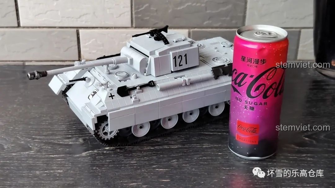 So sánh kích thước xe tăng Panther 121 QUANGUAN 100064 với lon nước ngọt, cho thấy mô hình khá lớn.