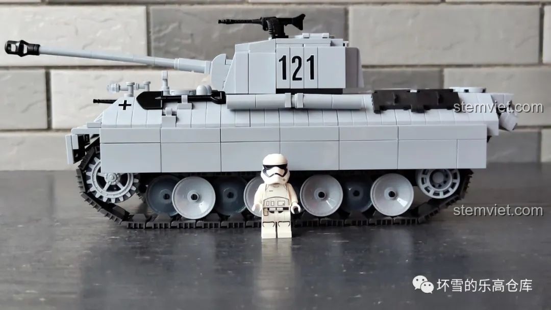 So sánh kích thước xe tăng Panther 121 QUANGUAN 100064 với một minifigure, cho thấy tỷ lệ không khớp.
