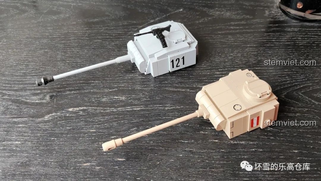 So sánh tháp pháo của xe tăng Panther 121 QUANGUAN 100064 với một tháp pháo khác từ trên xuống.