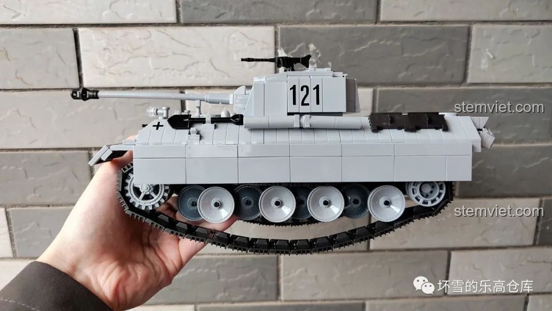 Xe tăng Panther 121 QUANGUAN 100064 được cầm trên tay, cho thấy kích thước và độ chắc chắn.