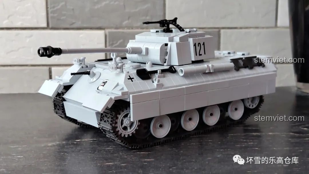 Mô hình xe tăng Panther 121 QUANGUAN 100064 đã hoàn thiện, nhìn từ góc bên hông.