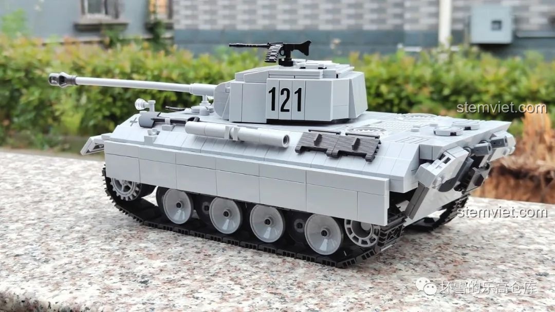 Mô hình xe tăng Panther 121 QUANGUAN 100064 đã hoàn thiện, được trưng bày ngoài trời.