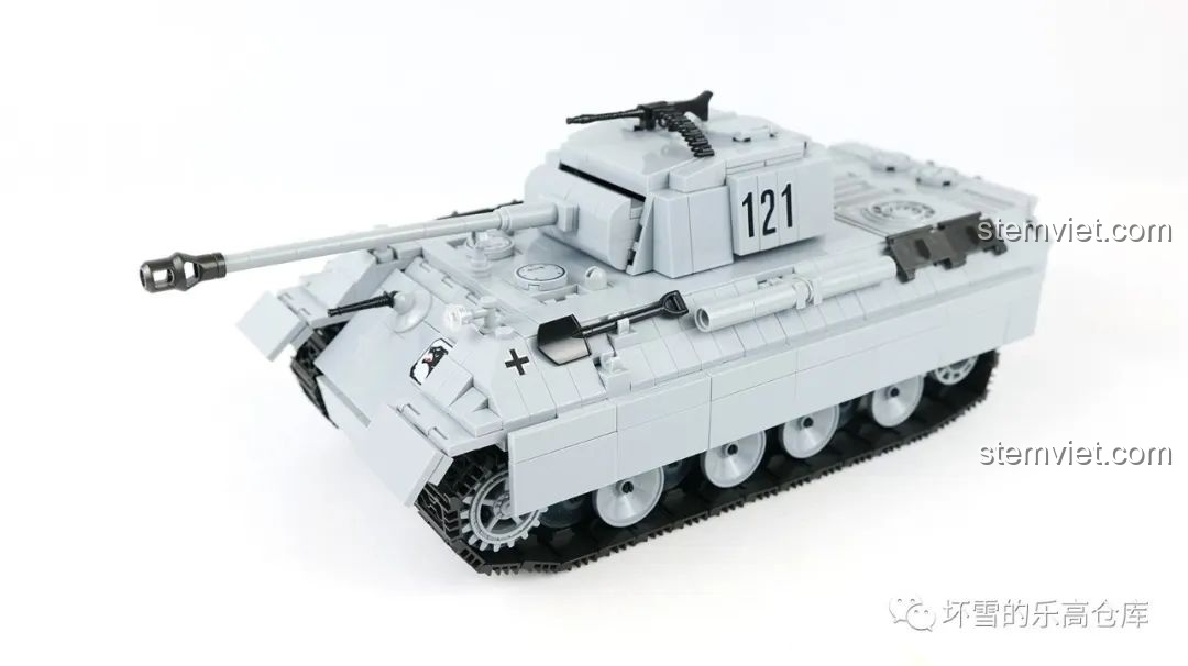 Mô hình xe tăng Panther 121 QUANGUAN 100064 đã hoàn thiện, nhìn từ góc phía trước.