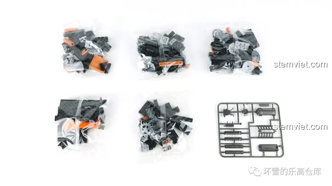 Các túi mảnh ghép và khung phụ kiện từ hộp số 1 của bộ lắp ghép Xe tăng Panther 121 QUANGUAN.