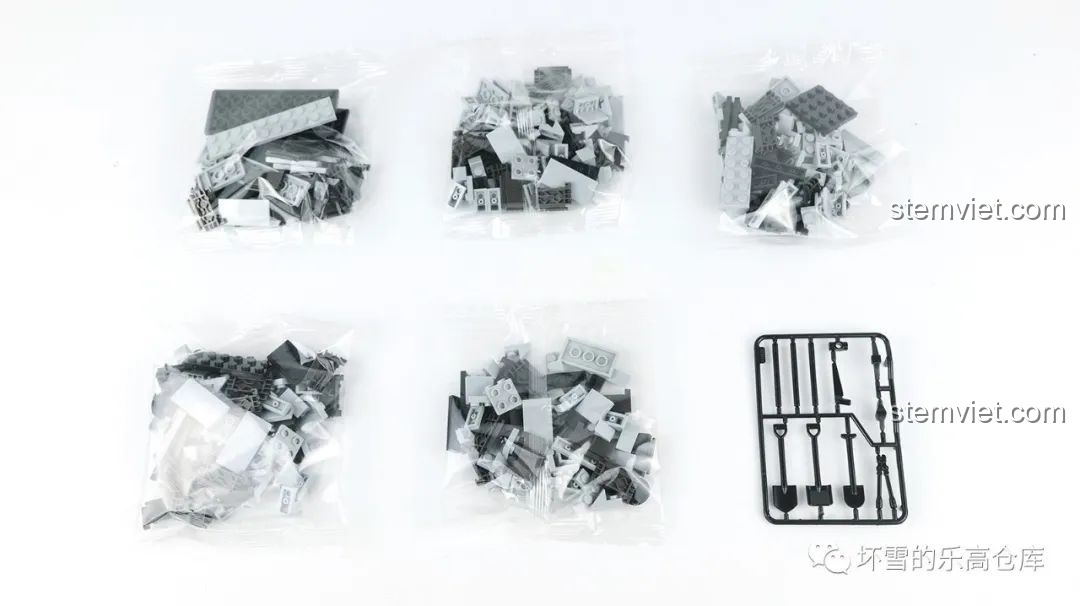 Các túi mảnh ghép và khung phụ kiện từ hộp số 2 của bộ lắp ghép Xe tăng Panther 121 QUANGUAN.