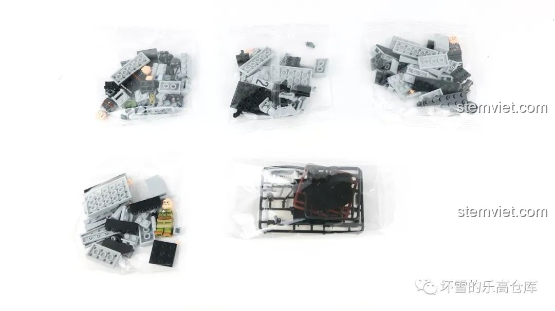 Các túi mảnh ghép và minifigure từ hộp số 4 của bộ lắp ghép Xe tăng Panther 121 QUANGUAN.