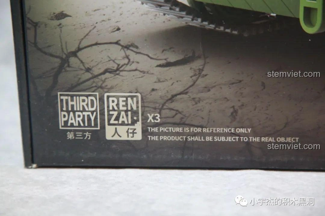 Chi tiết trên hộp bộ lắp ráp QuanGuan 100237 Xe Tăng Cromwell MK.VII (A27M) ghi rõ minifigures là bên thứ ba, đảm bảo chất lượng.