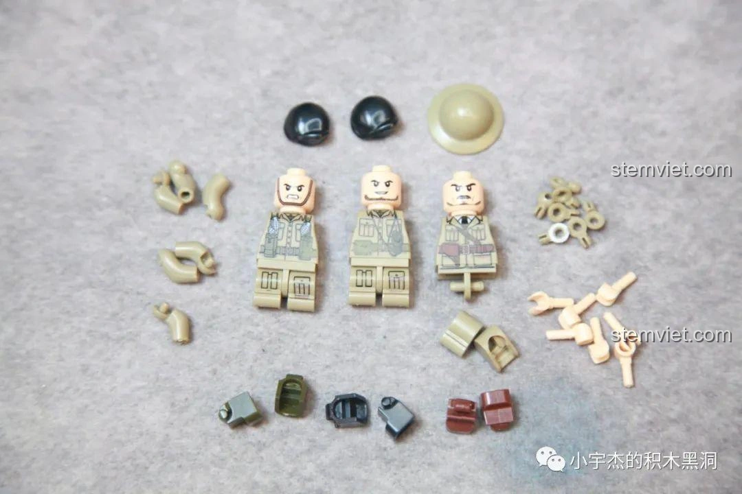 Các bộ phận của minifigures đi kèm bộ QuanGuan 100237 Xe Tăng Cromwell MK.VII (A27M), cho thấy khớp cầu và khớp gối.