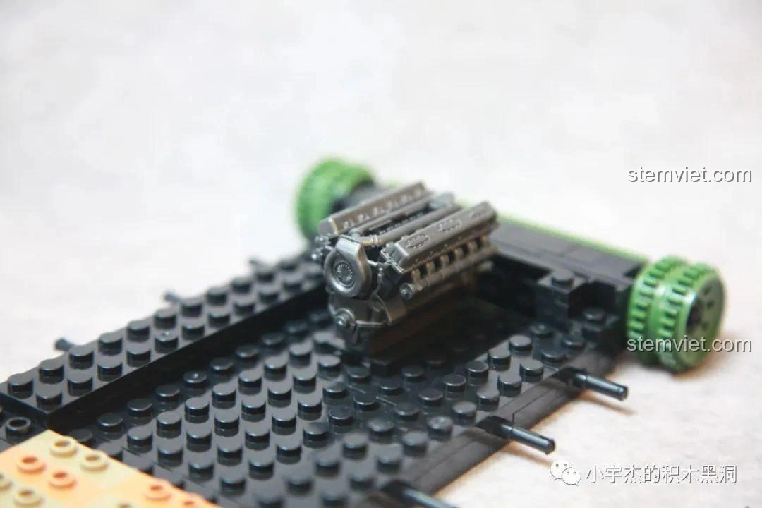 Chi tiết động cơ mô phỏng độc đáo của bộ lắp ráp QuanGuan 100237 Xe Tăng Cromwell MK.VII (A27M), thể hiện sự tinh xảo.