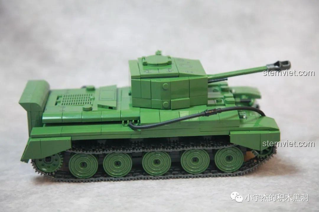 Mô hình xe tăng Cromwell MK.VII (A27M) QuanGuan 100237 nhìn từ bên hông, thể hiện rõ cấu trúc thân xe và bánh xích.