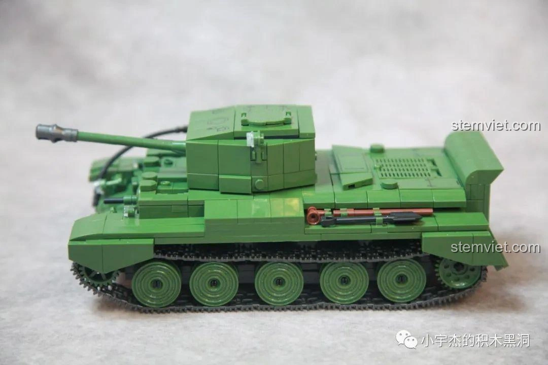 Mô hình xe tăng Cromwell MK.VII (A27M) QuanGuan 100237 đã hoàn thành, nhìn từ bên cạnh, màu xanh quân đội đẹp mắt.