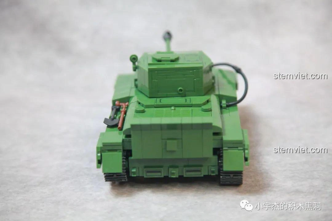 Góc nhìn phía sau bên hông của mô hình xe tăng Cromwell MK.VII (A27M) QuanGuan 100237, thể hiện chi tiết đuôi xe.