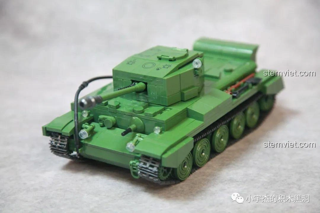 Góc nhìn phía trước bên hông của mô hình xe tăng Cromwell MK.VII (A27M) QuanGuan 100237 đã hoàn thiện, chi tiết tháp pháo.