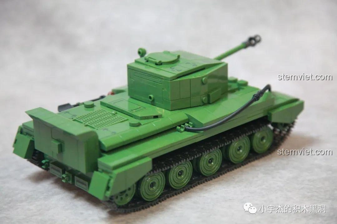 Mặt sau của mô hình xe tăng Cromwell MK.VII (A27M) QuanGuan 100237, nắp động cơ có thể tháo rời, chi tiết tản nhiệt.