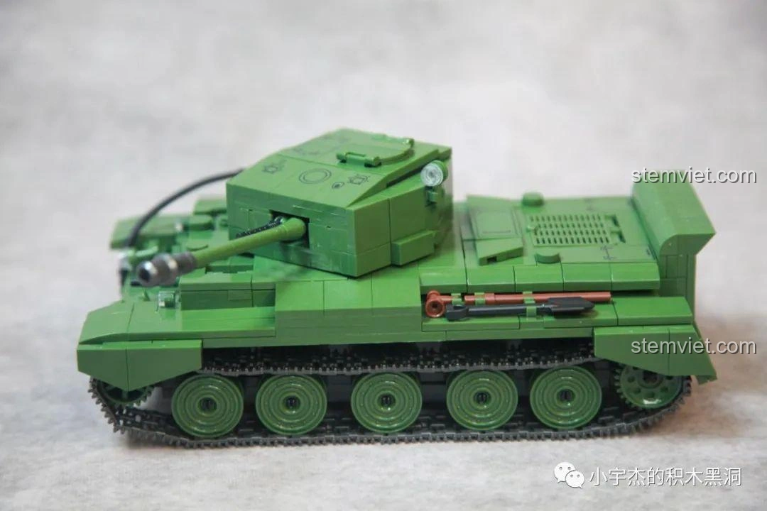 Mô hình xe tăng Cromwell MK.VII (A27M) QuanGuan 100237 và các minifigures lính Anh, góc nhìn cận cảnh, chi tiết rõ nét.