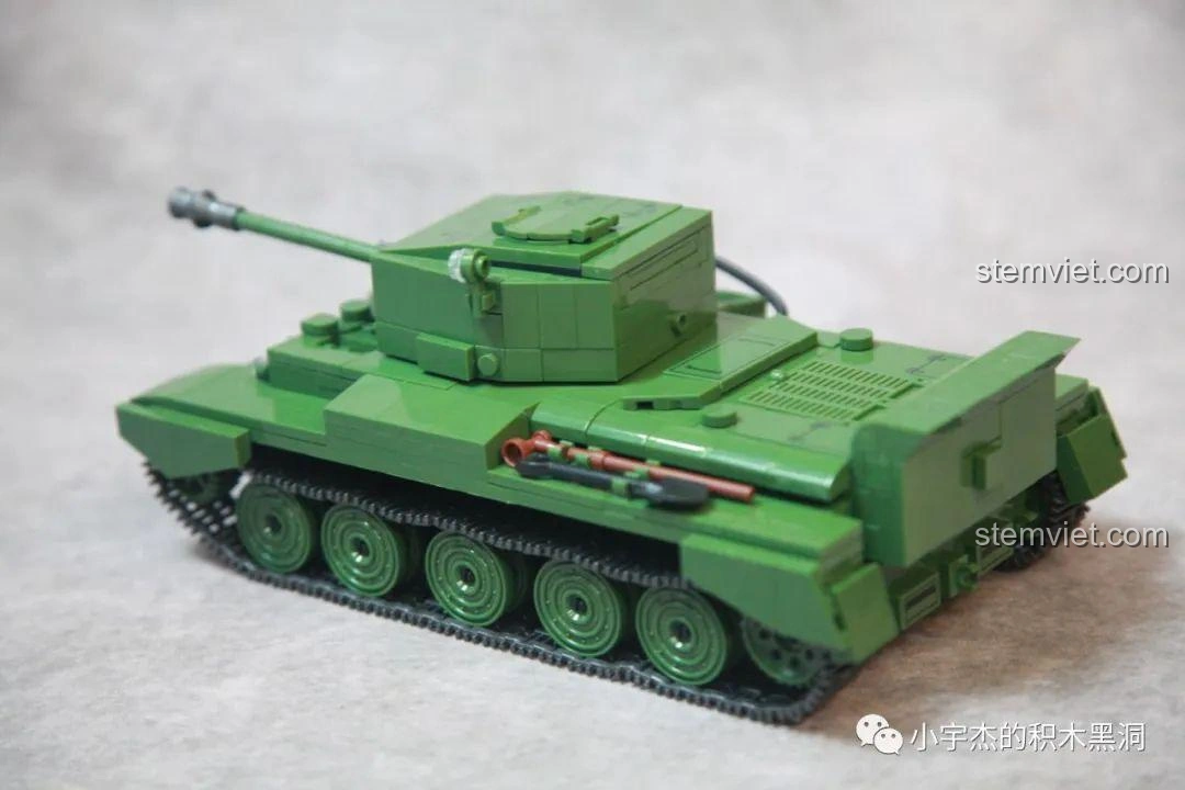 Mô hình xe tăng Cromwell MK.VII (A27M) QuanGuan 100237 hoàn chỉnh cùng ba minifigures lính Anh, tạo cảnh quan sống động.