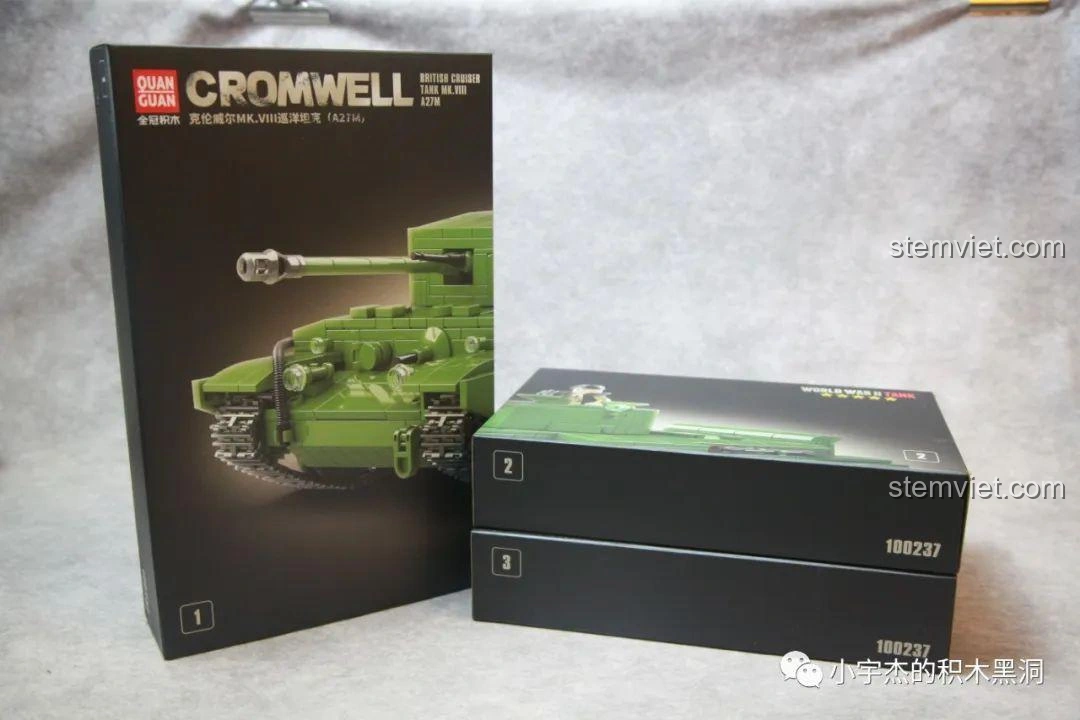 Ba hộp nhỏ bên trong bộ lắp ráp QuanGuan 100237 Xe Tăng Cromwell MK.VII (A27M), mỗi hộp chứa các bước lắp ráp riêng biệt.