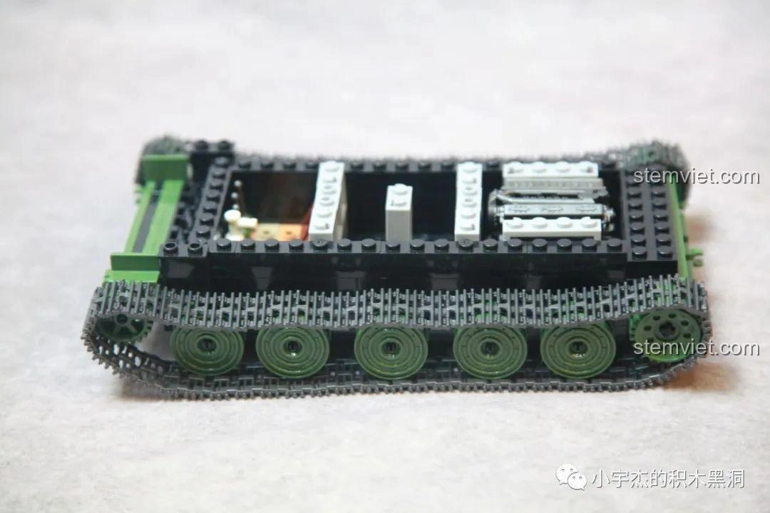 Khung gầm xe tăng Cromwell MK.VII (A27M) đang được lắp ráp, với động cơ mô phỏng đã hoàn thiện, cho thấy cấu trúc bên trong.