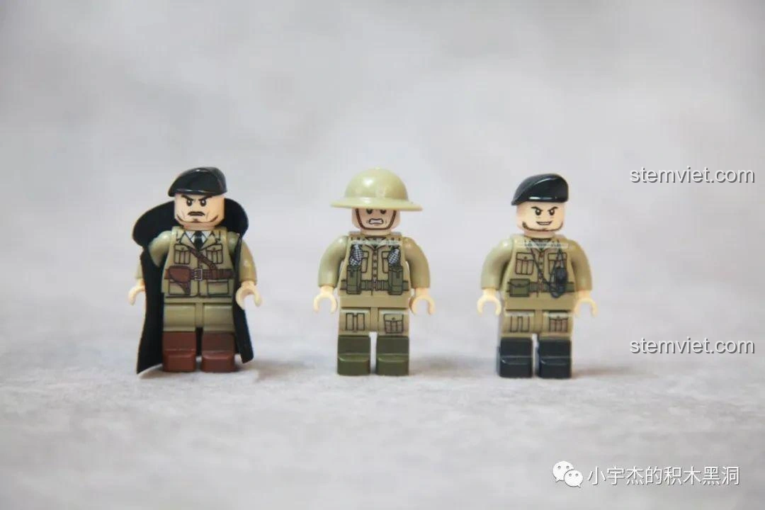Ba minifigures lính Anh (Tướng, Sĩ quan, Lính) đã lắp ráp hoàn chỉnh từ bộ QuanGuan 100237 Xe Tăng Cromwell MK.VII (A27M).