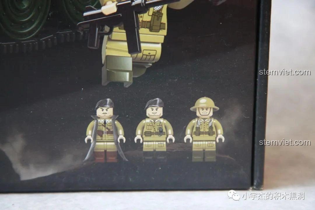 Ba minifigures lính Anh đi kèm bộ lắp ráp QuanGuan 100237 Xe Tăng Cromwell MK.VII (A27M), chi tiết sắc nét.