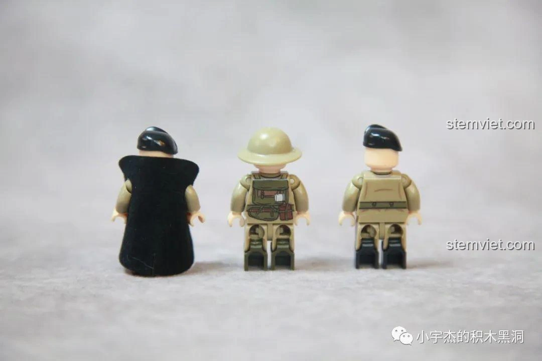 Mặt sau của ba minifigures lính Anh từ bộ QuanGuan 100237 Xe Tăng Cromwell MK.VII (A27M), cho thấy chi tiết in ấn.