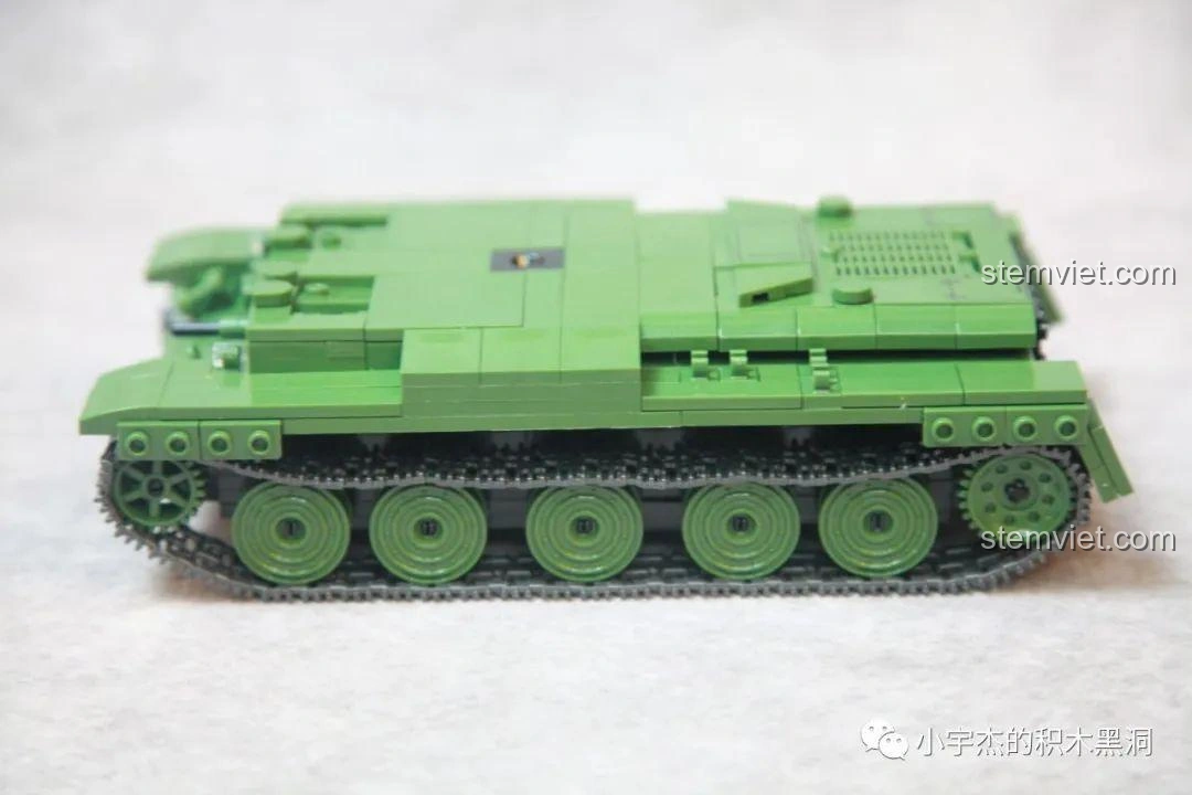 Thân xe tăng Cromwell MK.VII (A27M) đã hoàn thành, với màu xanh quân đội đặc trưng và hệ thống bánh xích mượt mà.