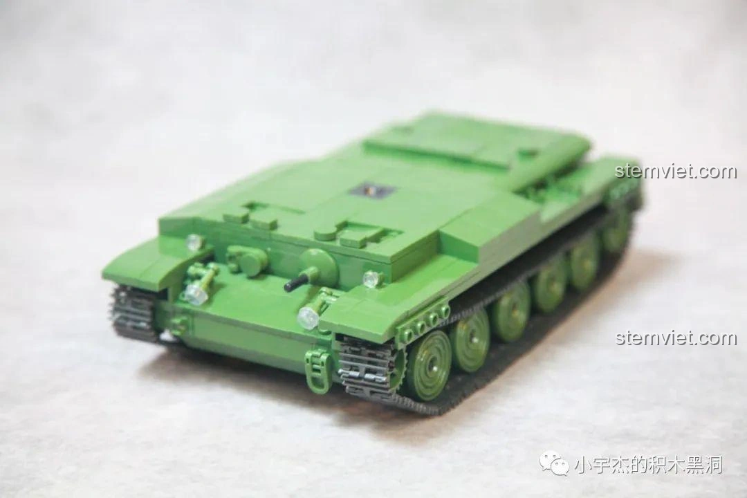 Góc nhìn phía trước của thân xe tăng Cromwell MK.VII (A27M) đã lắp xong, thể hiện chi tiết phần đầu xe.