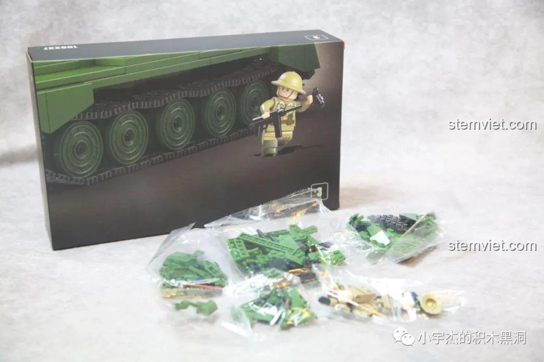 Các túi mảnh ghép từ hộp thứ ba của bộ QuanGuan 100237 Xe Tăng Cromwell MK.VII (A27M), bao gồm các minifigures.