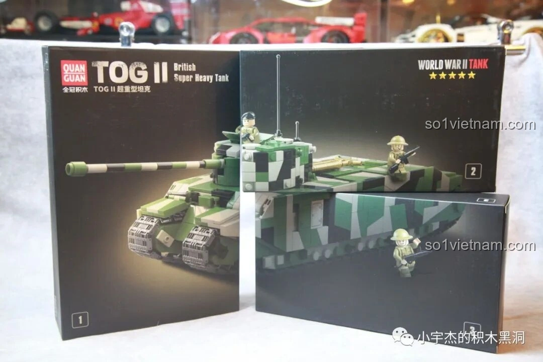 Ba hộp nhỏ bên trong bộ lắp ráp xe tăng TOG II QUANGUAN 100241, mỗi hộp chứa mảnh ghép cho một giai đoạn.