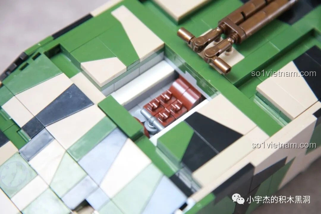 Chi tiết động cơ bên trong xe tăng TOG II QUANGUAN 100241 khi nắp được tháo ra.