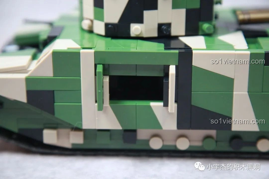 Cửa bên hông của xe tăng TOG II QUANGUAN 100241 mở rộng.