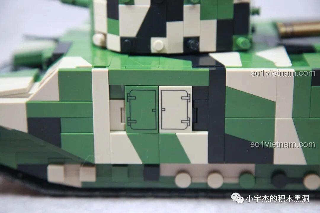 Cửa bên hông của xe tăng TOG II QUANGUAN 100241 có thể mở ra.