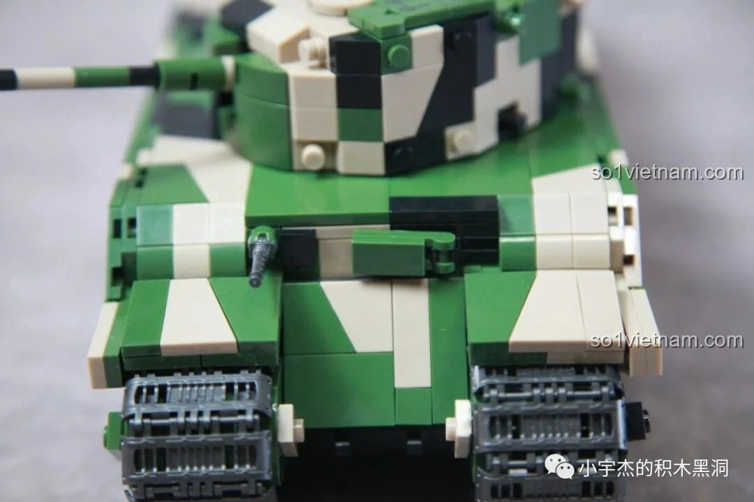 Cửa quan sát ở buồng lái của xe tăng TOG II QUANGUAN 100241 đang đóng.