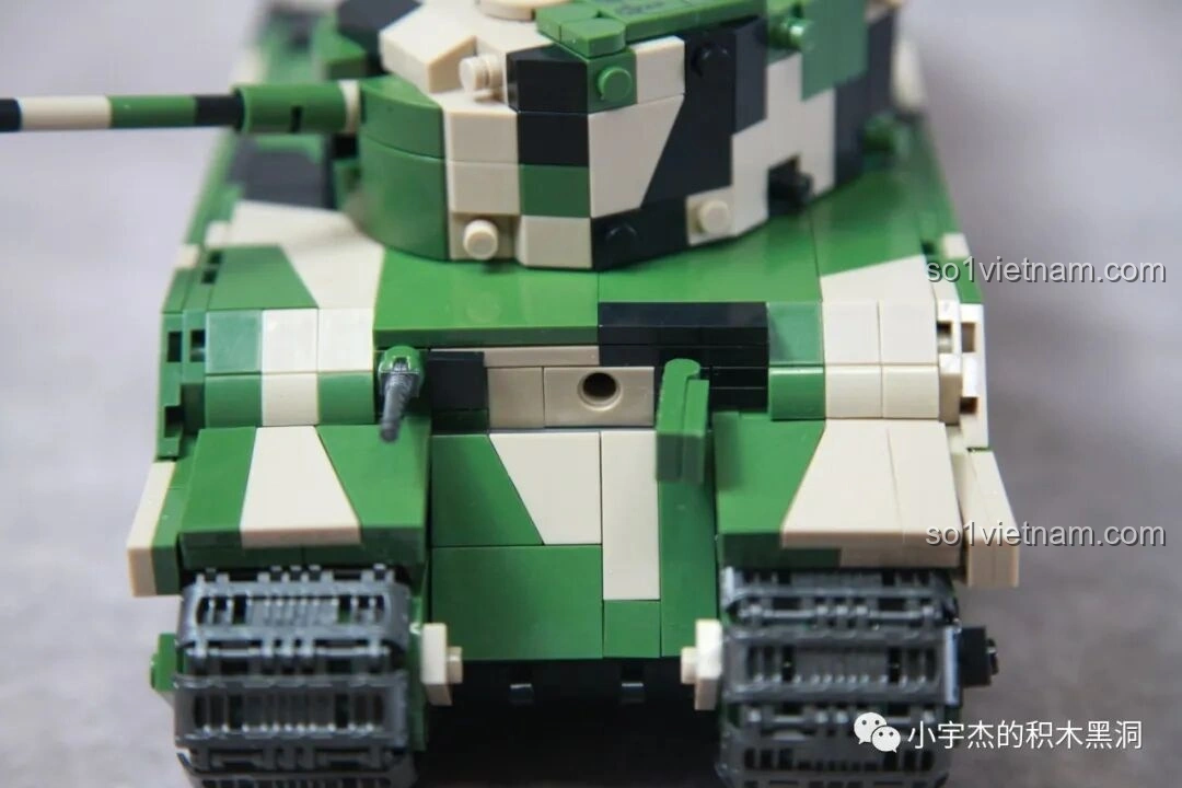 Cửa quan sát ở buồng lái của xe tăng TOG II QUANGUAN 100241 đang mở.