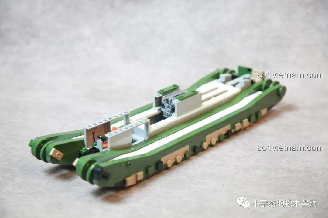 Ghép nối khung gầm và khung ngoài của bộ lắp ráp xe tăng TOG II QUANGUAN 100241.