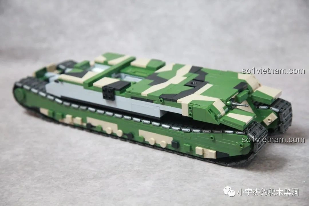 Góc nghiêng của thân xe tăng TOG II QUANGUAN 100241, thể hiện họa tiết rằn ri.