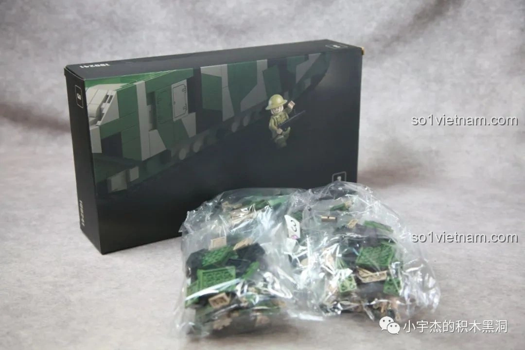 Hộp số 3 của bộ lắp ráp xe tăng TOG II QUANGUAN 100241 với các túi mảnh ghép.