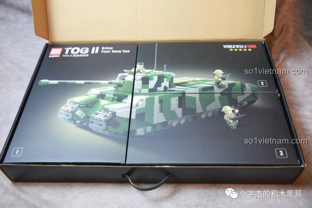 Hộp bộ lắp ráp xe tăng TOG II QUANGUAN 100241 được lật mở, để lộ 3 hộp nhỏ bên trong.