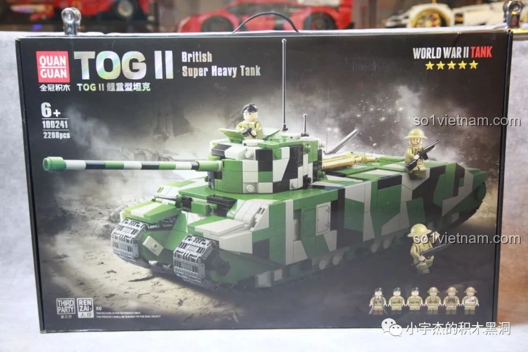Hộp sản phẩm bộ lắp ráp xe tăng siêu nặng TOG II QUANGUAN 100241 với hình ảnh xe tăng rằn ri và lính Anh.