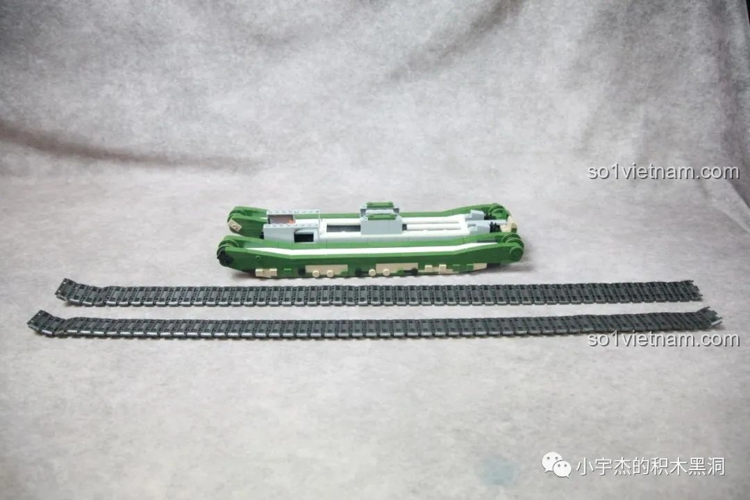 Khung xe tăng TOG II QUANGUAN 100241 với hai dải xích dài đã được lắp ráp.