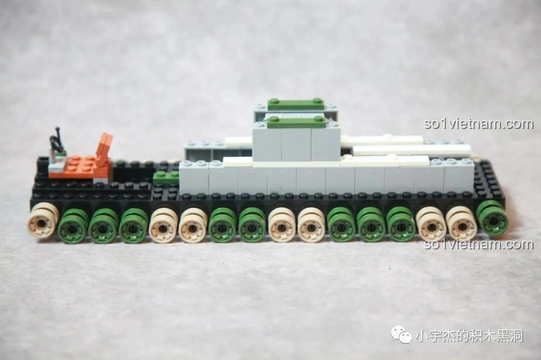 Lắp các bánh xe vào khung gầm của bộ lắp ráp xe tăng TOG II QUANGUAN 100241.