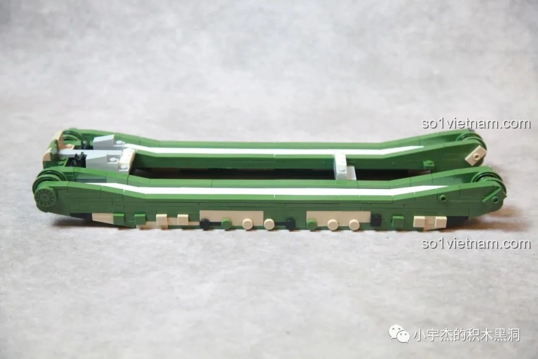 Lắp ráp phần khung ngoài của xe tăng TOG II QUANGUAN 100241.