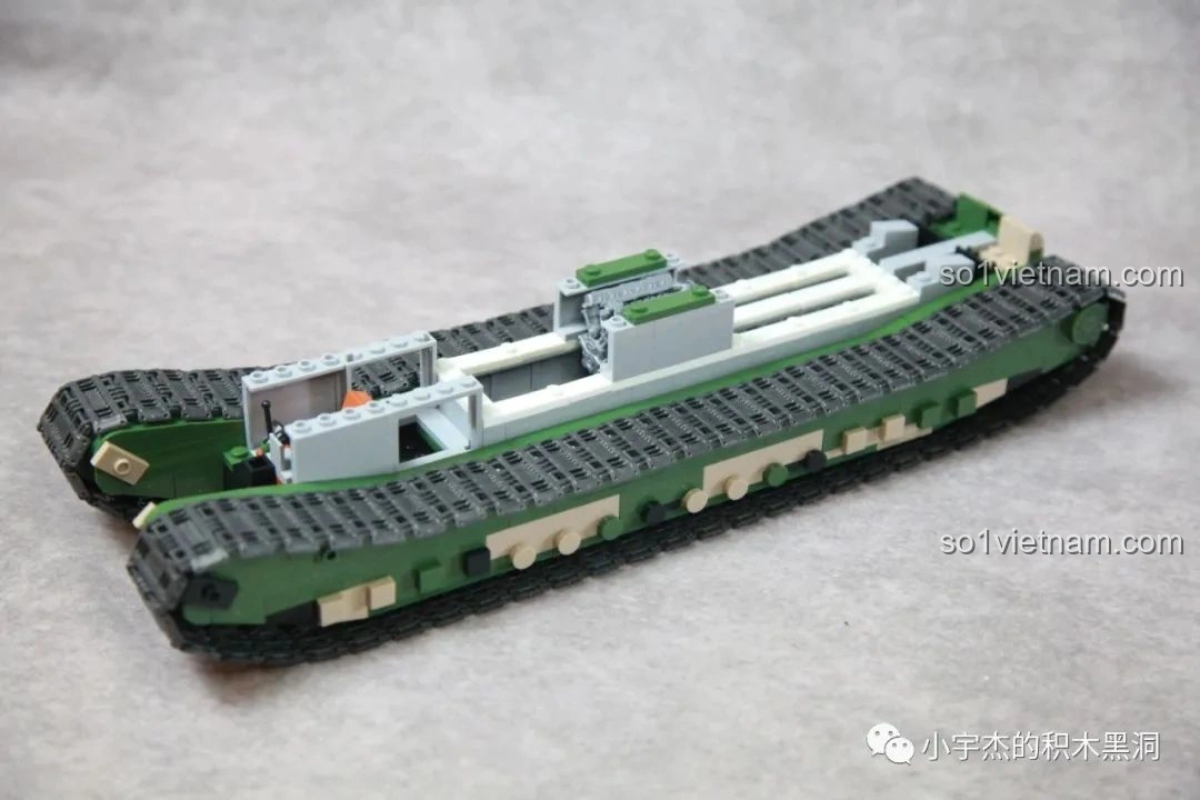 Lắp ráp các dải xích vào thân xe tăng TOG II QUANGUAN 100241.