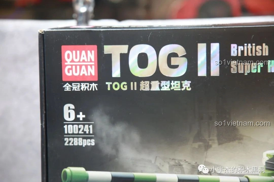 Chi tiết logo QUANGUAN và mã sản phẩm 100241 trên hộp bộ lắp ráp xe tăng TOG II.