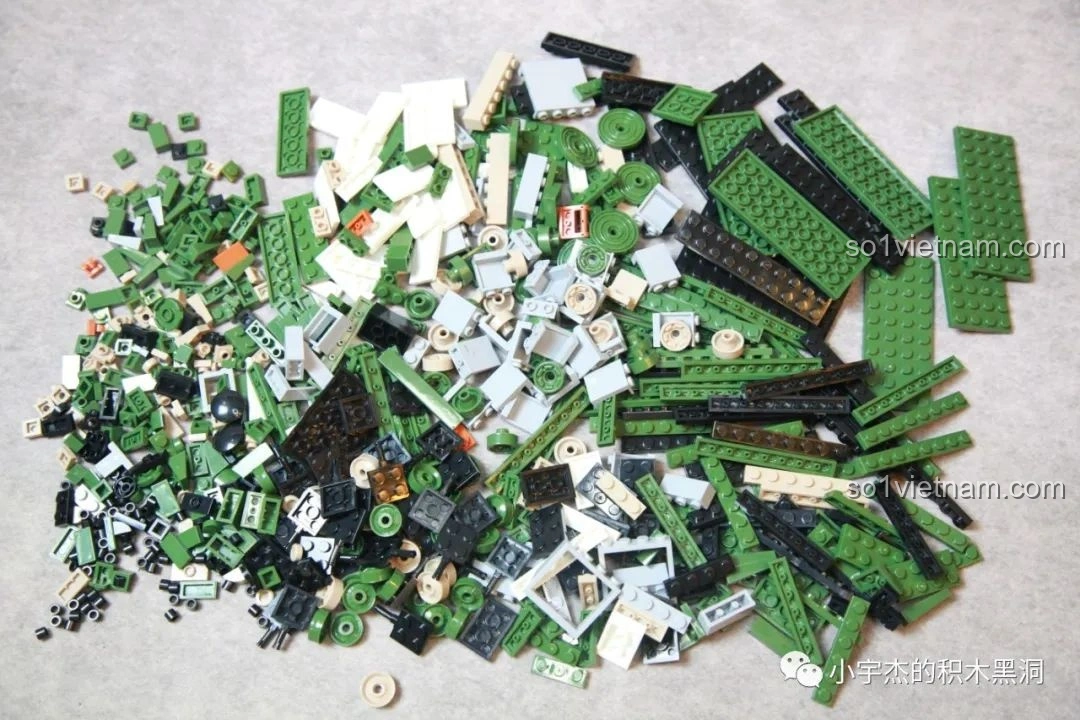 Toàn bộ mảnh ghép của hộp số 1 bộ lắp ráp xe tăng TOG II QUANGUAN 100241 được đổ ra.